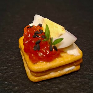Canape su raudonaisiais ikrais