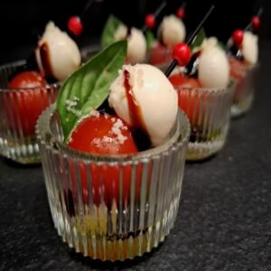 Užkandis su mocarela ir cherry pomidoru