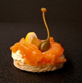 Canape su lašiša ir kapariu