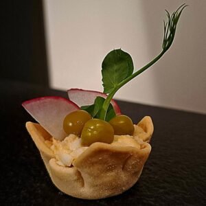 Canape su skumbrės-kiaušinių įdaru